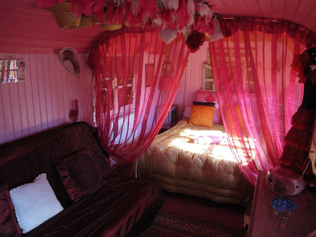 La Roulotte De Lola - Chambre D'Hotes La Celle  Exteriör bild