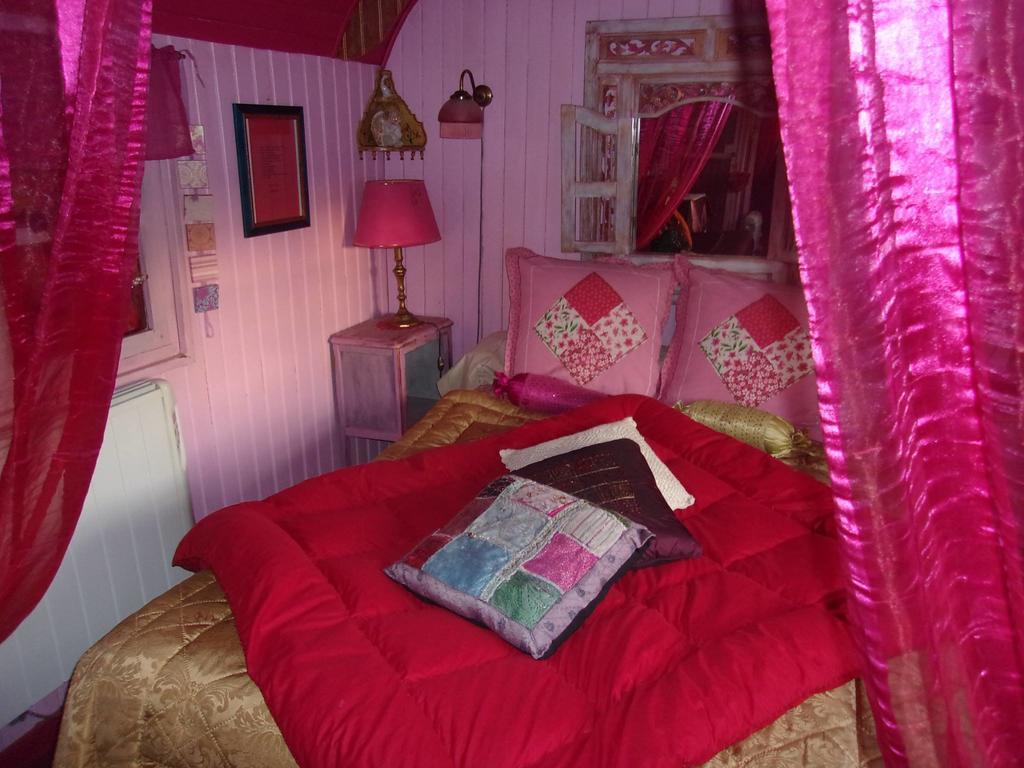 La Roulotte De Lola - Chambre D'Hotes La Celle  Exteriör bild